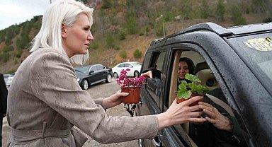 Başkan Subaşı, mezarlık ziyaretinde vatandaşlara çiçek dağıttı