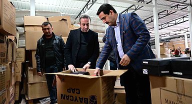 Başkan Taşkın yardım malzemeleri tasnifine eşlik etti