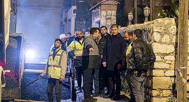 Başkan Tugay yol emekçileriyle gece mesaisinde buluştu