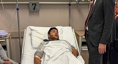 Başkan Vekili Çiçek, hastaneye giderek kazada yaralanan personelin durumu hakkında bilgi aldı