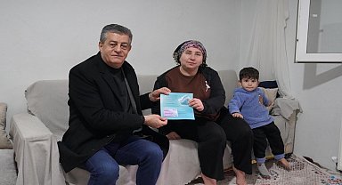 Başkan Yarka kapı kapı dolaştı, sosyal kartları bizzat teslim etti