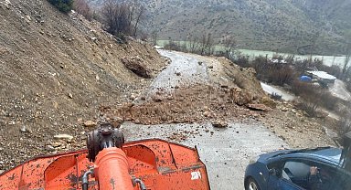 Batman'da heyelan: Köy yolları ulaşıma kapandı