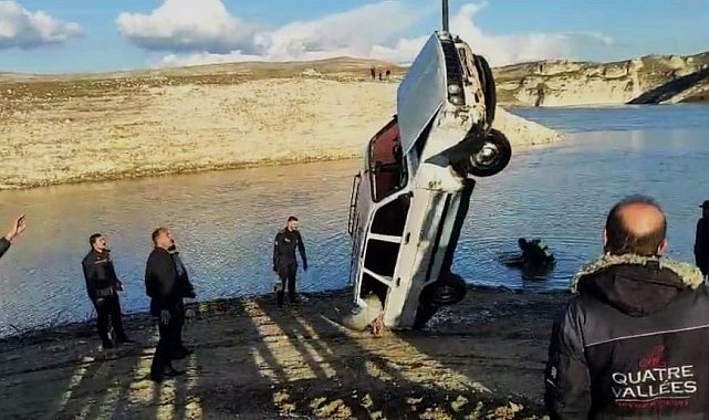 Batman'da nehir kıyısına park edilen araç suya gömüldü