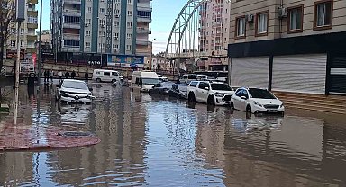 Batman'da sağanak yağış hayatı durma noktasına getirdi
