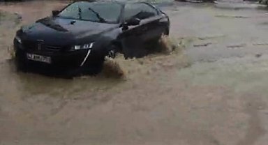 Batman'da sağanak yağış nedeniyle yollar göle döndü, sürücüler zor anlar yaşadı