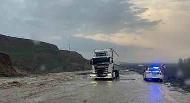 Batman'da yağmur sonrası sulama kanalı taştı: Kara yolu tek şeride düştü