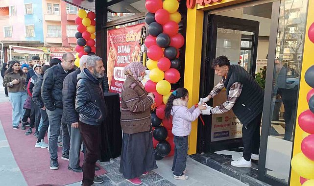Batman'da yeni açılan dönerci, bin kişiye ücretsiz iftar dağıttı