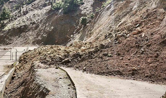 Batman'ın üç ilçesinde meydana gelen toprak kayması ulaşımda aksamalara neden oldu