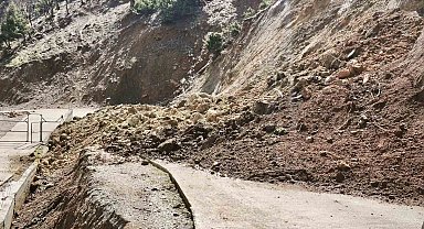 Batman'ın üç ilçesinde meydana gelen toprak kayması ulaşımda aksamalara neden oldu