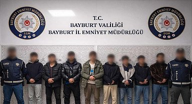 Bayburt'ta 8 düzensiz göçmen ile 3 şüpheli yakalandı