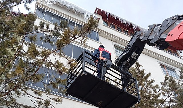 Bayburt'ta buz sarkıtları temizlendi