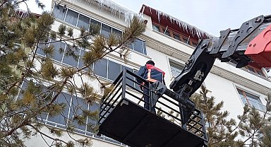 Bayburt'ta buz sarkıtları temizlendi