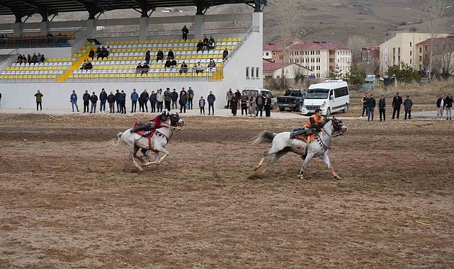 Bayburt'ta gelenek bozulmadı: Ramazan Bayramı ata sporu ciritle uğurlandı