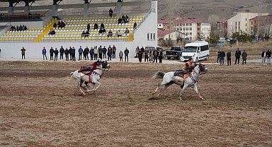 Bayburt'ta gelenek bozulmadı: Ramazan Bayramı ata sporu ciritle uğurlandı