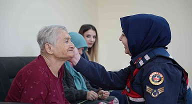 Bayburt'ta huzurevi sakinlerine jandarma sürprizi: Büyüklerin yüzü güldü