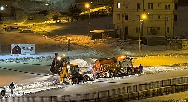 Bayburt'ta kara saplanan tuzlama aracı kepçe ve halat yardımıyla çekildi