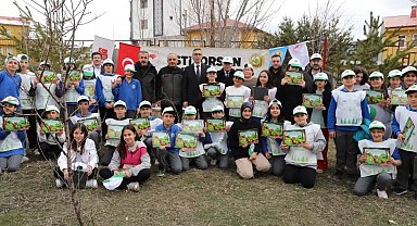 Bayburt'ta öğrenciler Orman Haftası kapsamında fidan dikti