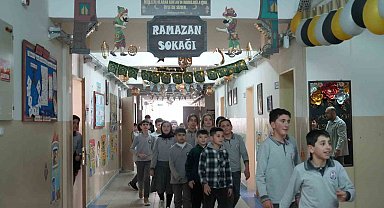 Bayburt'ta öğrenciler Ramazan ruhunu okula taşıdı: Koridorda 'Ramazan Sokağı' oluşturuldu