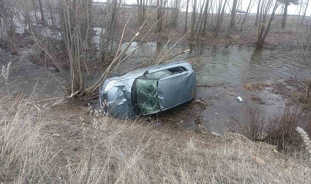 Bayburt'ta otomobil dereye uçtu: Sürücü hafif yaralandı