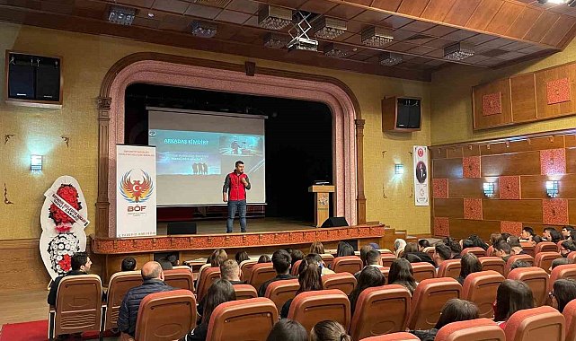 Bayındır'da öğrencilere "Gençlik Güvenli Gelecek" konferansı verildi