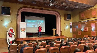 Bayındır'da öğrencilere "Gençlik Güvenli Gelecek" konferansı verildi