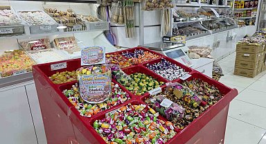 Bayram alışverişine gelen çocukları "ikram köşesi" ile sevindiriyor