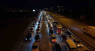 Bayram bitiyor, tatilciler mega kentlere akın ediyor: 43 ilin geçiş noktasında yoğun trafik