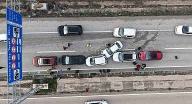 Bayram dönüşü zincirleme kaza: Anne ve iki çocuğu yaralandı