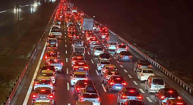 Bayram göçü sürüyor: Düzce'de trafik durma noktasına geldi