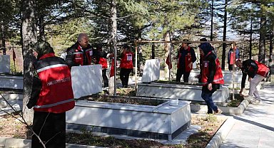 Bayram öncesinde şehitlik temizlendi