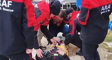 Bayramı köyünde geçirsin diye sedye ile evine taşındı