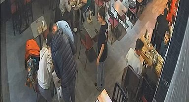 Bebeği Heimlich manevrası ile kurtardı