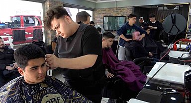 Berberlerde bayram tıraşı mesaisi: "Sabaha kadar devam ediyoruz"