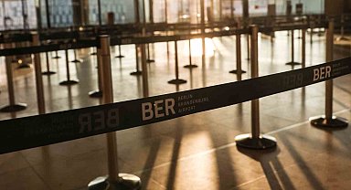 Berlin Brandenburg Havalimanı'nda grev nedeniyle 445 uçuş iptal oldu, 57 bin yolcu etkilendi