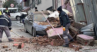 Beşiktaş'ta metruk bina park halindeki aracın üzerine çöktü