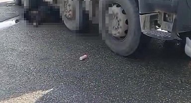 Beton mikserinin altında kalan motosikletli feci şekilde can verdi