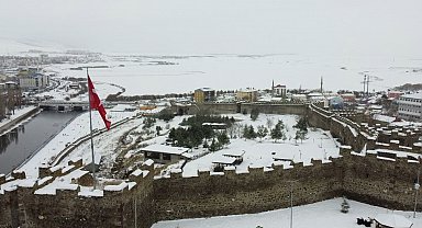 Beyaza bürünen Ardahan Kalesi havadan görüntülendi