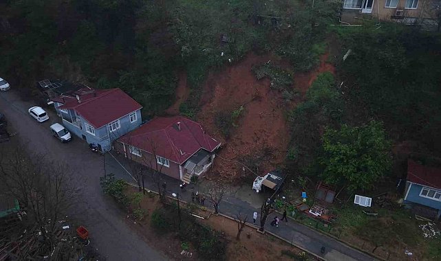 Beykoz'da toprak kayması: Tek katlı ev ve otomobil hasar gördü
