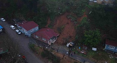 Beykoz'da toprak kayması: Tek katlı ev ve otomobil hasar gördü