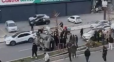 Beylikdüzü'nde direğe çarpan araç takla attı