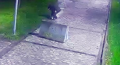 Beyoğlu'nda parkta düşürülen telefonu çaldı, o anlar kamerada