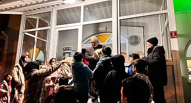 Bigadiç' te camiye gelen- çocukların top sevinci