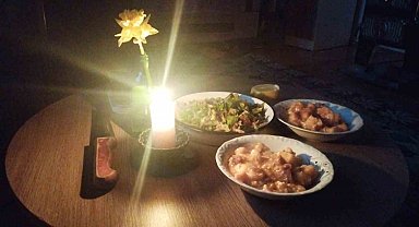 Bilecik'te elektrik kesintisi Ramazan sofralarını kararttı: Köylüler mum ışığında iftar yaptı