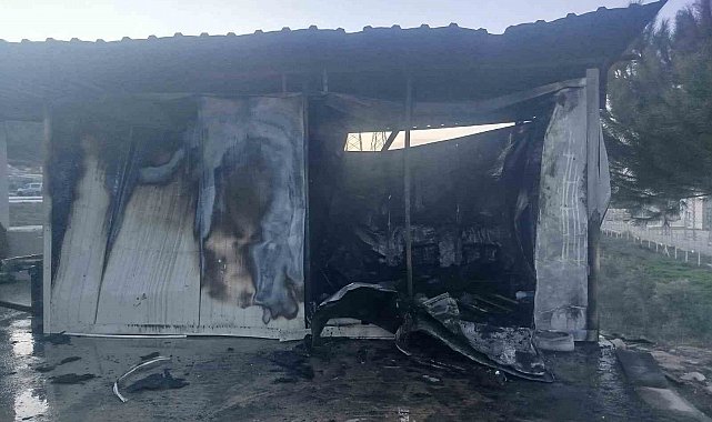 Bilecik'te elektrikli ısıtıcısı konteyneri kül etti