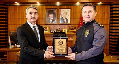 Bilecik'te emekliye ayrılan polis memuruna plaket