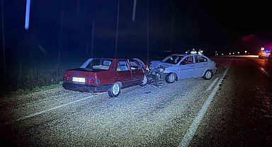 Bilecik'te iki otomobil çarpıştı: 3 yaralı