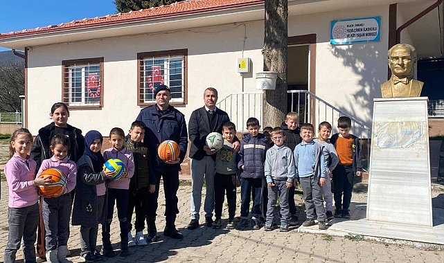 Bilecik'te jandarmadan öğrencilere spor malzemesi desteği
