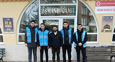 Bilecik'te KYK öğrencileri camiyi temizledi, ihtiyaç sahiplerine kumanya ulaştırdı