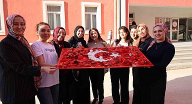 Bilecik'te sıfır atık etkinliğinde atıklarla Türk bayrağı oluşturuldu