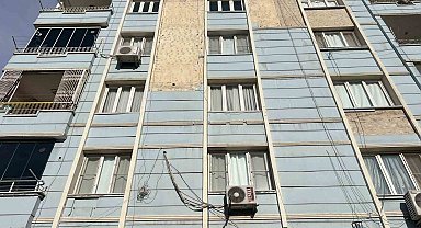 Binadan dökülen parçalar hastanelik etti